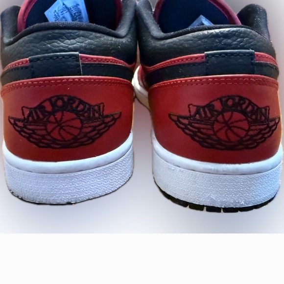 Men's Jordan 1s Red and Black Sneakers Size 9.5 (GUC) - Picture 4 of 7